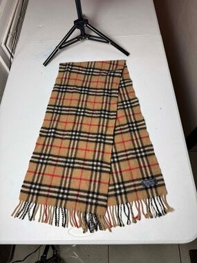 Vintage Burberry Camel 100%cashmere
Scarf in Excellent Condition